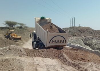 استمرار فتح الطرق وإزالة مخلفات الأمطار بولاية الخابورة