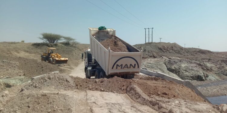 استمرار فتح الطرق وإزالة مخلفات الأمطار بولاية الخابورة