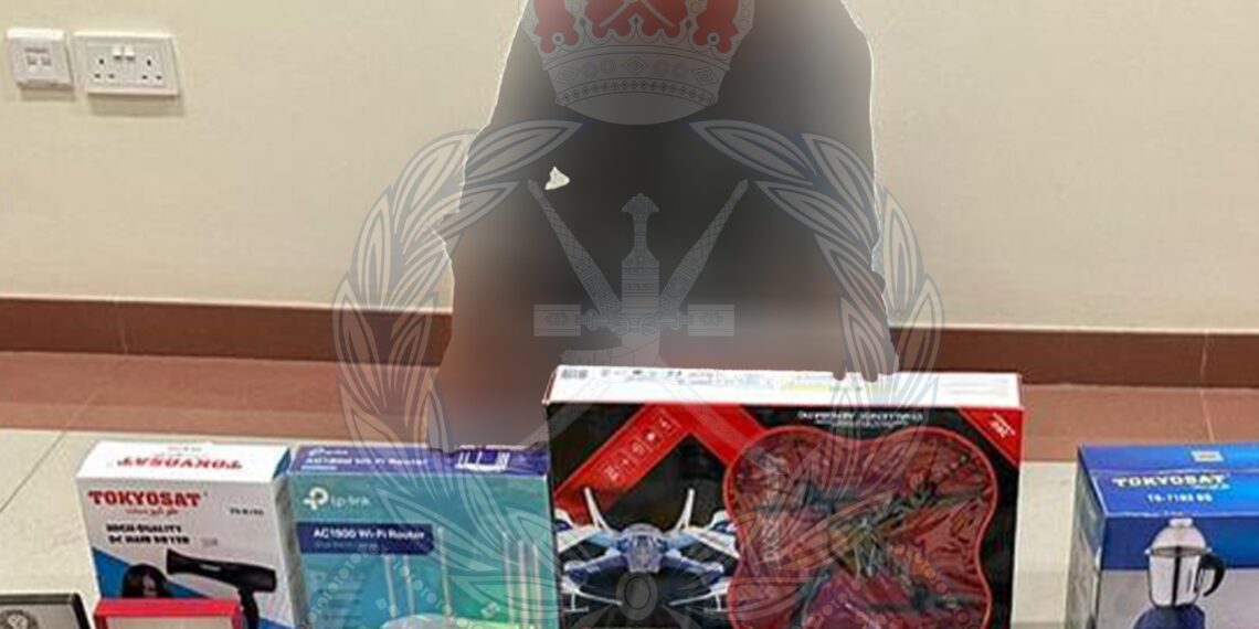 القبض القبض على وافد سرق هواتف نقالة وأجهزة إلكترونية من محل تجاري بينقل