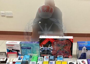 القبض القبض على وافد سرق هواتف نقالة وأجهزة إلكترونية من محل تجاري بينقل