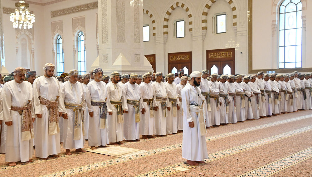 جلالةُ السُّلطان المعظم يؤدّي صلاة عيد الفطر السّعيد