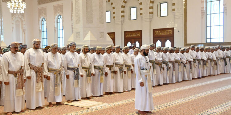 جلالةُ السُّلطان المعظم يؤدّي صلاة عيد الفطر السّعيد