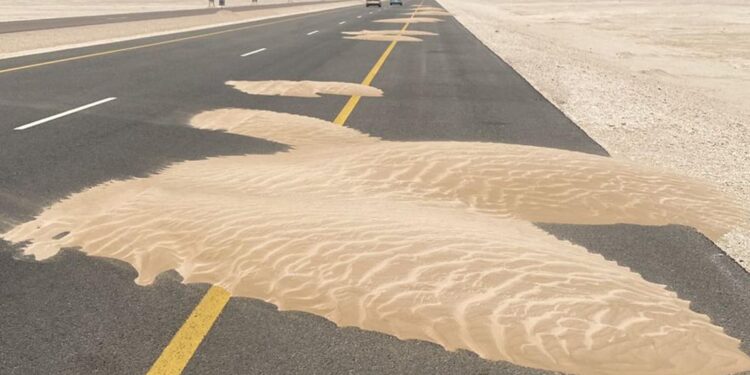 لمستخدمي طريق هيما.. انعدام الرؤية بسبب الغبار