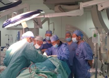 المستشفى السُّلطاني يجري عملية نادرة لإنقاذ حياة مريضة