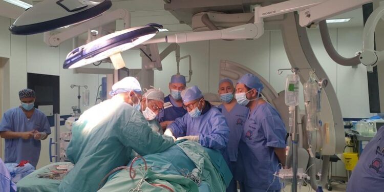 المستشفى السُّلطاني يجري عملية نادرة لإنقاذ حياة مريضة 1 المستشفى السُّلطاني يجري عملية نادرة لإنقاذ حياة مريضة