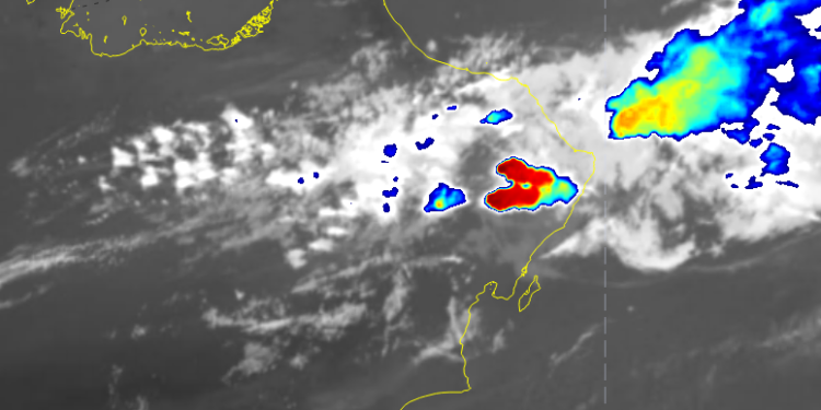 تشكل خلايا من السحب الرعدية و هطول أمطار غزيرة على عدد من المحافظات