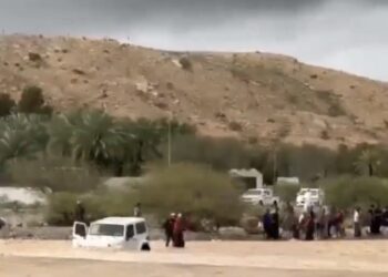 إنقاذ شخصين إثر احتجاز مركبتهما في مجرى وادي مجلاص ⁧‫بقريات