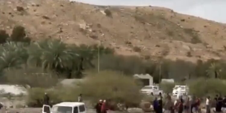 إنقاذ شخصين إثر احتجاز مركبتهما في مجرى وادي مجلاص ⁧‫بقريات