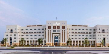 تعليق العمل للموظفين في عدة محافظات غداً الثلاثاء