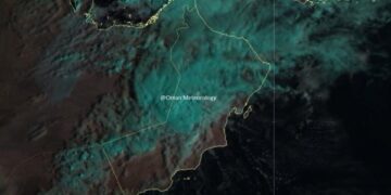 غطاء سحابي على معظم محافظات سلطنة عمان مع هطول أمطار رعدية