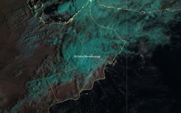 غطاء سحابي على معظم محافظات سلطنة عمان مع هطول أمطار رعدية