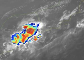 تدفق وتشكل السحب الركامية بإتجاه محافظة ظفار