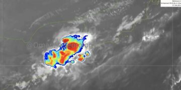 تدفق وتشكل السحب الركامية بإتجاه محافظة ظفار