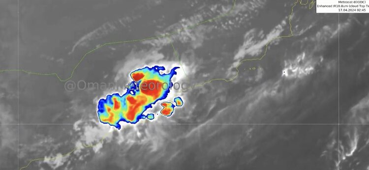 تدفق وتشكل السحب الركامية بإتجاه محافظة ظفار