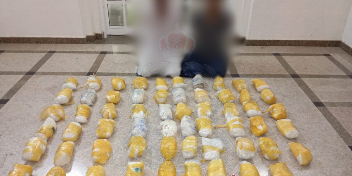القبض على آسيويين لمحاولتهما تهريب أكثر من 60 كيلوجرامًا من مخدر الكريستال بشمال الباطنة