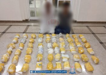 القبض على آسيويين لمحاولتهما تهريب أكثر من 60 كيلوجرامًا من مخدر الكريستال بشمال الباطنة