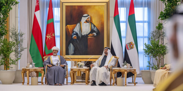 رئيسُ دولة الإمارات يُقيم مأدبة غداء خاصّة تكريمًا لجلالةِ السُّلطان 1 رئيسُ دولة الإمارات يُقيم مأدبة غداء خاصّة تكريمًا لجلالةِ السُّلطان