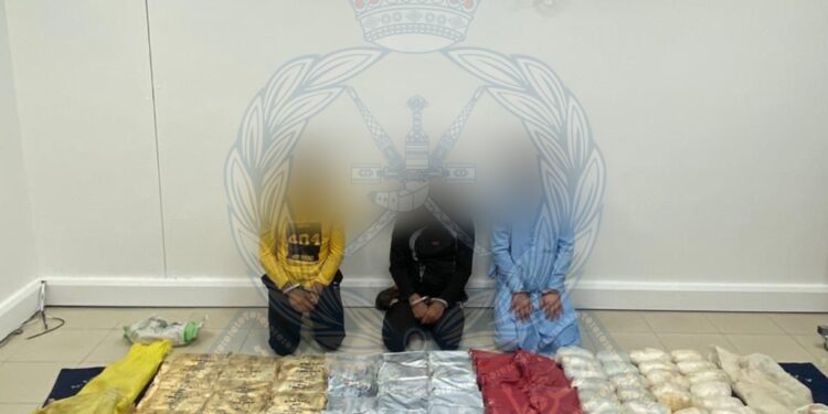 القبض على 3 وافدين بحوزتهم كميات كبيرة من المواد المخدرة