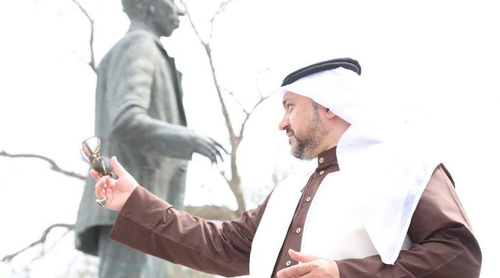 وعلى رمال الخليج.. جلس الغريب يسرح البصر