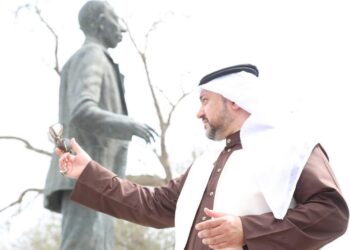 وعلى رمال الخليج.. جلس الغريب يسرح البصر