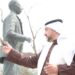 وعلى رمال الخليج.. جلس الغريب يسرح البصر