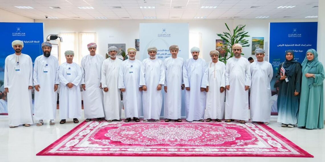 أعضاء من جمعية الصحفيين يزورون مختبر إعداد الخطة التشغيلية الأولى للمجلس الأعلى للقضاء 1 أعضاء من جمعية الصحفيين يزورون مختبر إعداد الخطة التشغيلية الأولى للمجلس الأعلى للقضاء