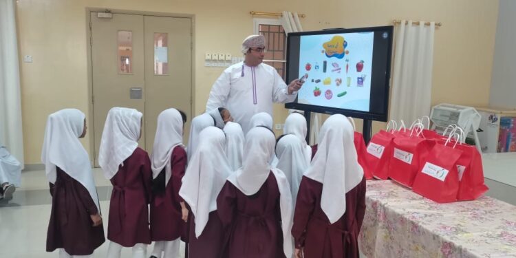 دائرة البلدية بالخابورة تقيم محاضرة توعوية بعنوان “الغذاء الصحي والغذاء غير الصحي” 1 دائرة البلدية بالخابورة تقيم محاضرة توعوية بعنوان “الغذاء الصحي والغذاء غير الصحي”