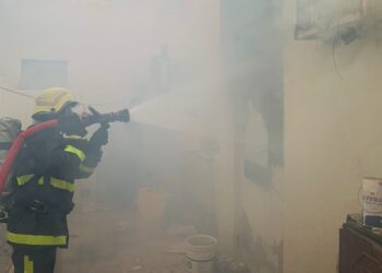 إخماد حريق شب في منزل بصور‬⁩