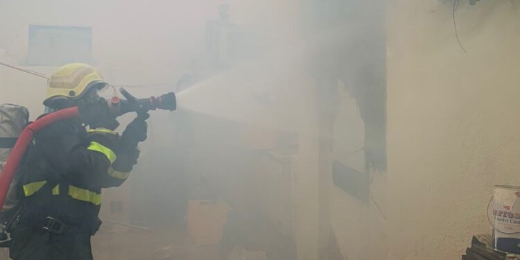 إخماد حريق شب في منزل بصور‬⁩