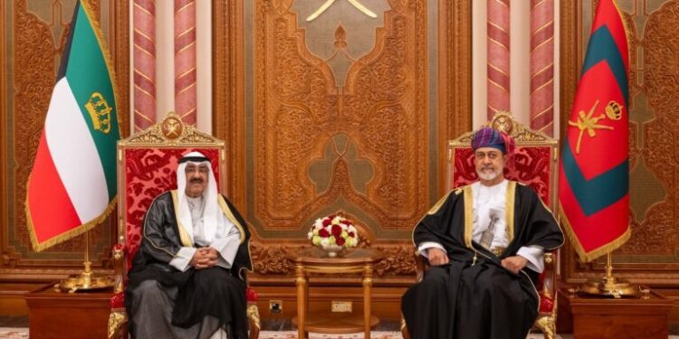 جلالة السلطان و أمير الكويت يعقدان لقاءً أخويًّا بقصر بيان