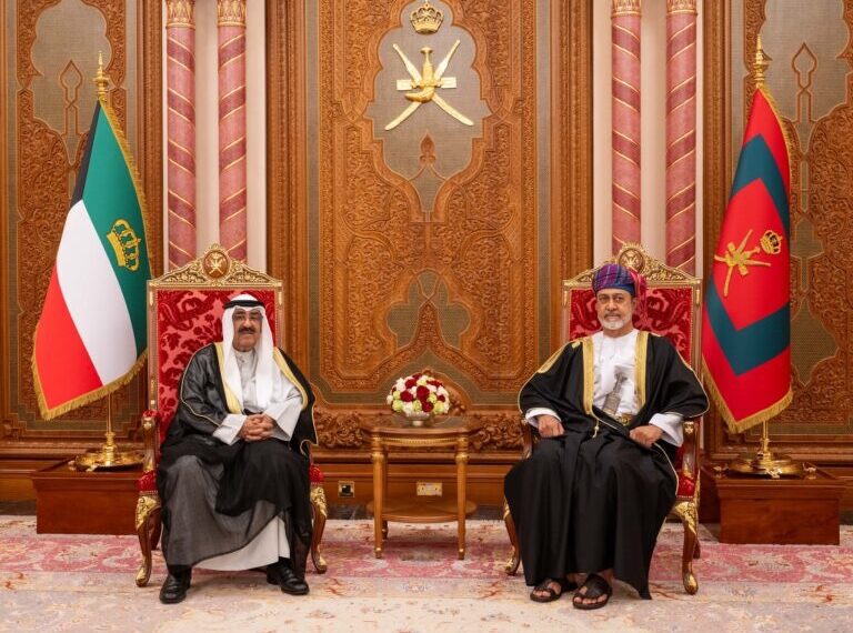 جلالة السلطان و أمير الكويت يعقدان لقاءً أخويًّا بقصر بيان