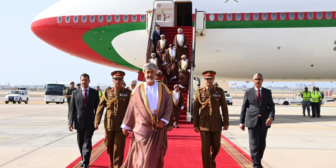 جلالة السُّلطان المُعظم يعود إلى أرض الوطن