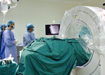 مستشفى خولة ينجح في إجراء أول عملية من نوعها لعلاج الجنف في سلطنة عُمان