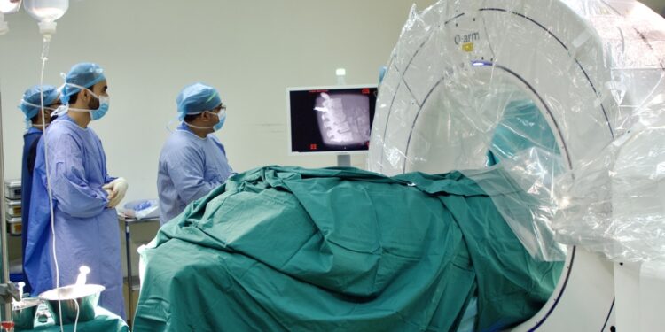 مستشفى خولة ينجح في إجراء أول عملية من نوعها لعلاج الجنف في سلطنة عُمان