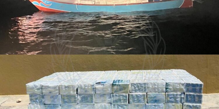 ضبط قارب على متنه 3 أشخاص حاولوا تهريب 13300 كرز من السجائر الممنوعة والمقيدة في ظفار