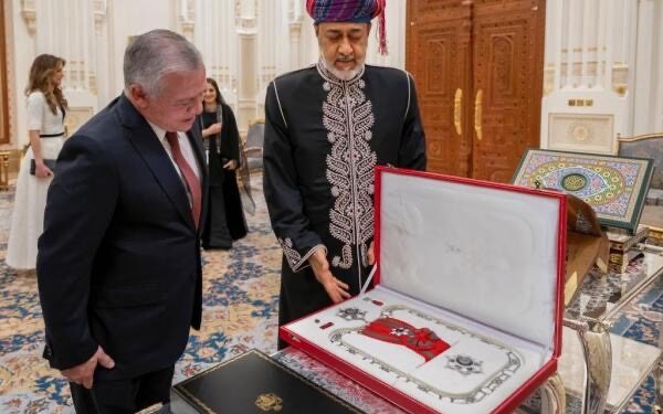 جلالة السُّلطان المعظم وملك الأردن يتبادلان الأوسمة 1 جلالة السُّلطان المعظم وملك الأردن يتبادلان الأوسمة