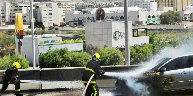 إخماد حريق شب في مركبة بالقرم