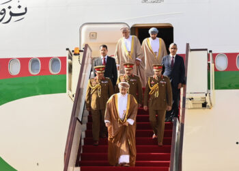 جلالة السلطان يعود إلى أرض الوطن