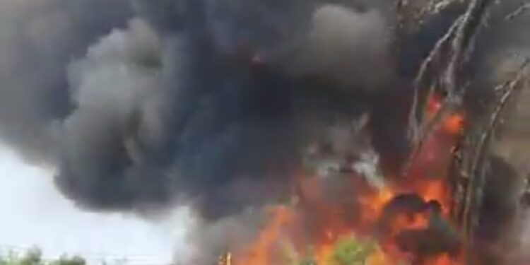 “الدفاع المدني” تتعامل مع حريق شب في مزرعة بالمعبيلة الشمالية دون تسجيل إصابات