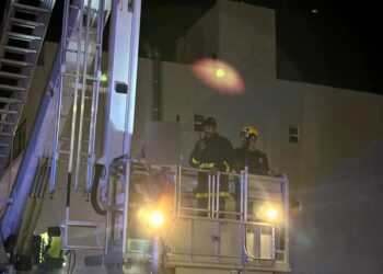 إخماد حريق بالسيب وإنقاذ 17شخصاً بالرافعة الهيدروليكية