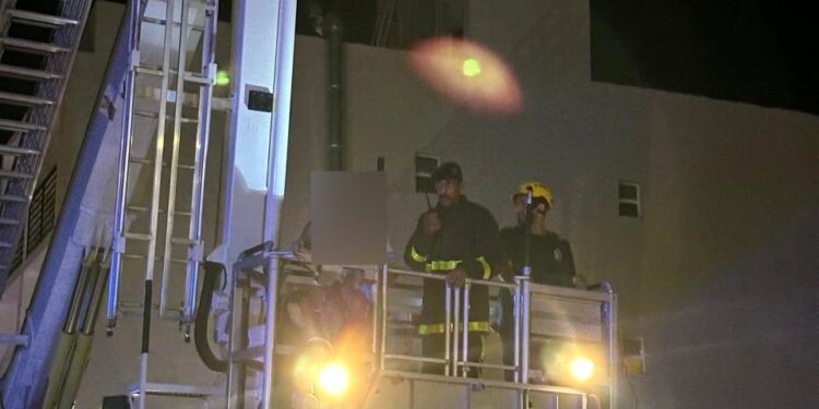 إخماد حريق بالسيب وإنقاذ 17شخصاً بالرافعة الهيدروليكية