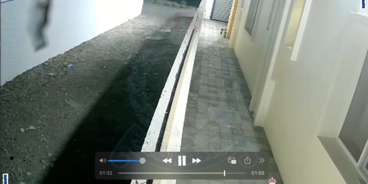 القبض على “3” أشخاص خربوا و سرقوا بعض المقتنيات من عدة منازل في العامرات