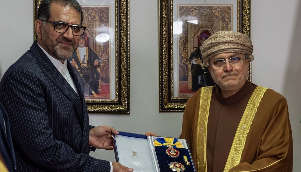 جلالة السُّلطان المعظّم يمنح وسام النعمان من الدرجة الأولى للسفير الإيراني السابق 