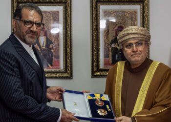 جلالة السُّلطان المعظّم يمنح وسام النعمان من الدرجة الأولى للسفير الإيراني السابق 