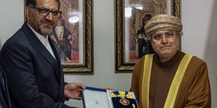 جلالة السُّلطان المعظّم يمنح وسام النعمان من الدرجة الأولى للسفير الإيراني السابق 1 جلالة السُّلطان المعظّم يمنح وسام النعمان من الدرجة الأولى للسفير الإيراني السابق