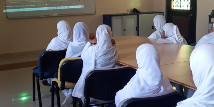 تنفيذ برنامج بيئي توعوي بمناسبة اليوم العالمي للطيور المهاجرة بمصيرة 1 تنفيذ برنامج بيئي توعوي بمناسبة اليوم العالمي للطيور المهاجرة بمصيرة