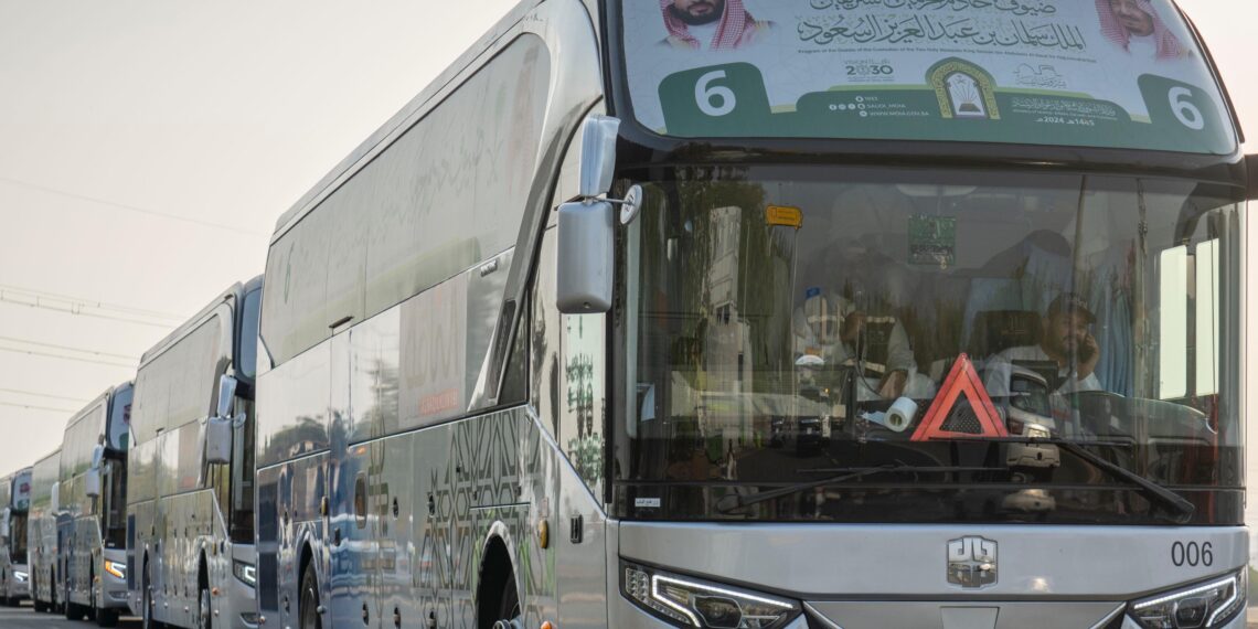 ضيوف برنامج خادم الحرمين الشريفين للحج يغادرون إلى المدينة المنورة