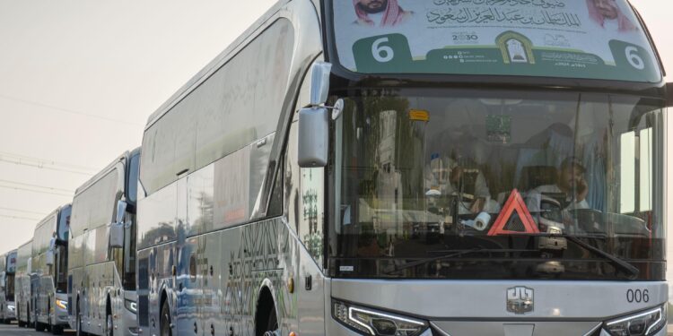 ضيوف برنامج خادم الحرمين الشريفين للحج يغادرون إلى المدينة المنورة