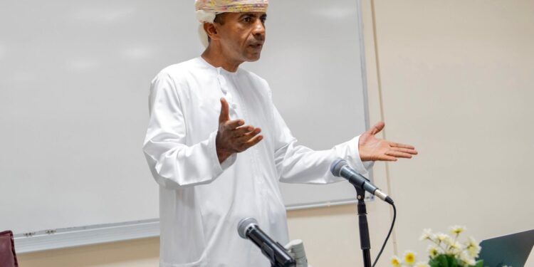 لجنة الصحفيين بمحافظتي الداخلية والوسطى وبالتعاون مع جامعة نزوى تنظمان ورشة تدريبية في “صحافة الموبايل”