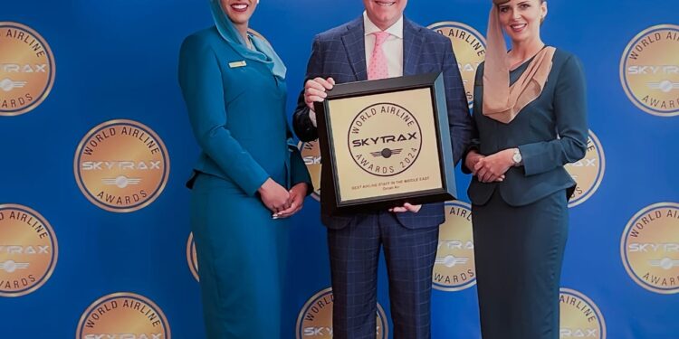 الطيران العٌماني يحصد جائزة “أفضل خدمة موظفين في الشرق الأوسط”